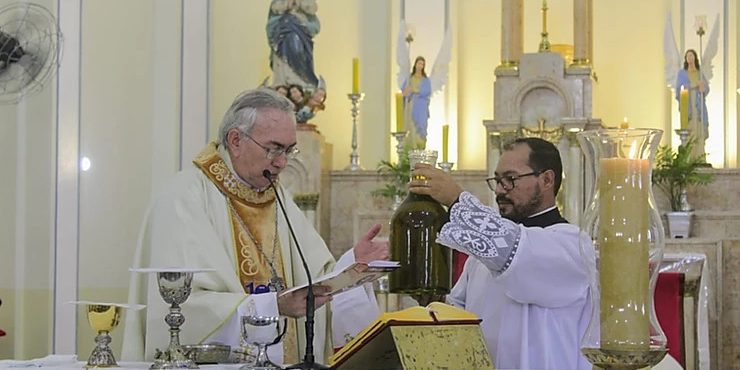 dom-lucena-preside-missa-dos-santos-oleos-na-catedral-diocesana-em-nazare-da-mata