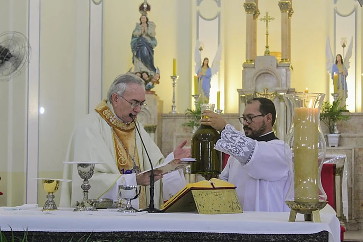 dom-lucena-preside-missa-dos-santos-oleos-na-catedral-diocesana-em-nazare-da-mata