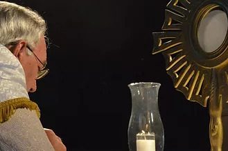 Corpus-Christi-Reunir-nos-Caminhar-e-Adorar