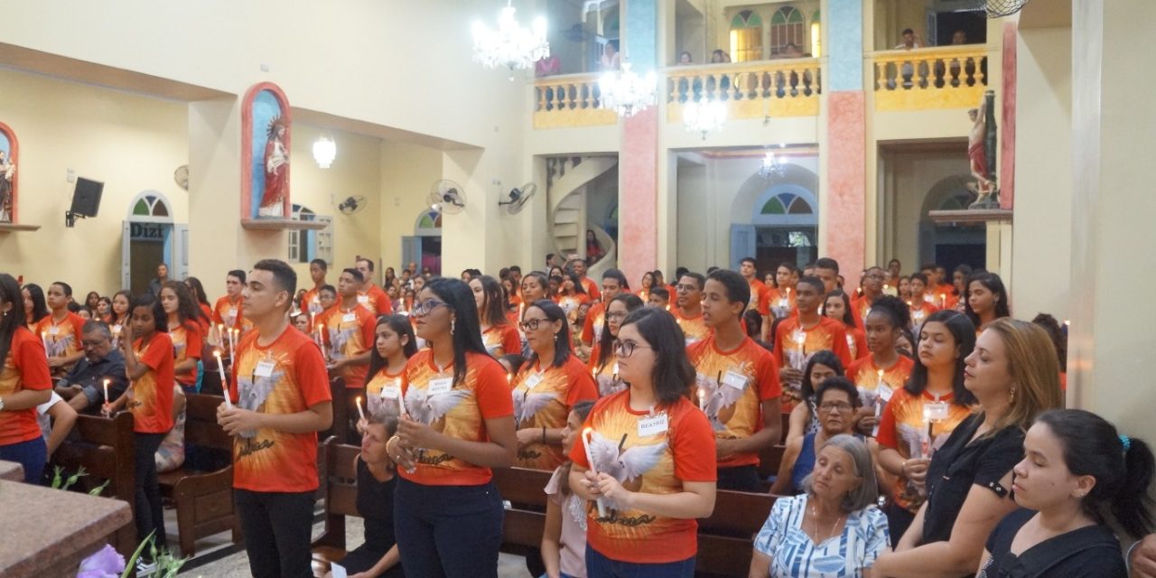 156-jovens-e-adultos-recebem-Sacramento-da-Crisma-em-Alianca