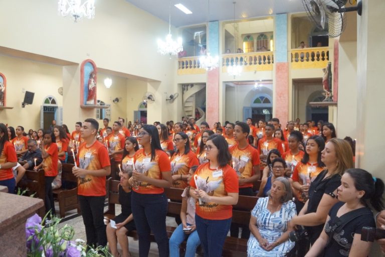 156-jovens-e-adultos-recebem-Sacramento-da-Crisma-em-Alianca