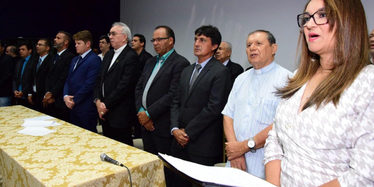 Dom-Francisco-Lucena-e-padre-Severino-Fernandes-recebem-titulo-de-cidadaos-bonjardinenses