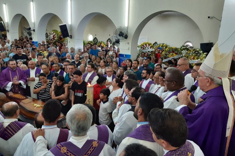 Missas-e-homenagens-marcam-velorio-e-sepultamento-do-Monsenhor-Orlando-Silva