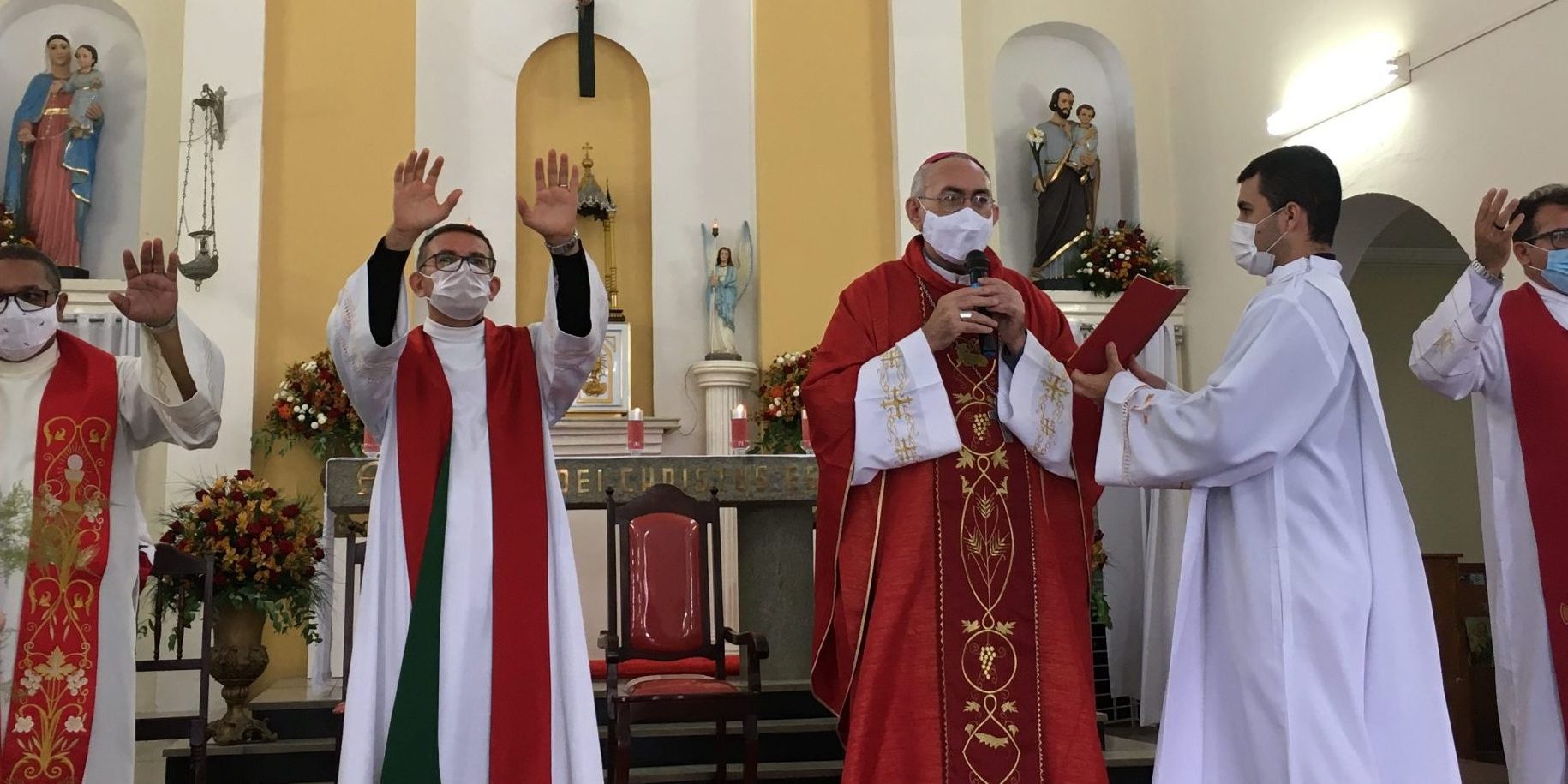 Dom Lucena confere sacramento da Crisma a jovens e adultos em Santa Maria do Cambucá